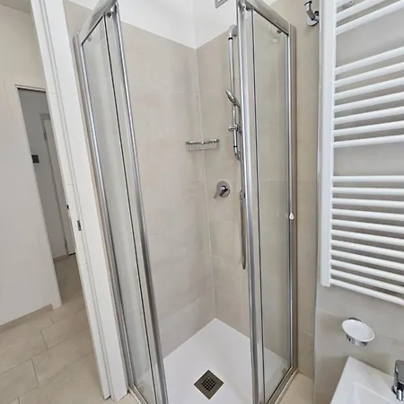 Greyhouse 2 100m Dal Mare Apartamento
